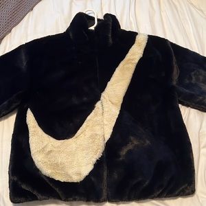 NIKE oversized swoosh faur faux women’s full zip jacket✨